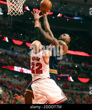 NO FILM, NO VIDEO, NO TV, NO DOCUMENTARIO - Cleveland Cavaliers avanti LeBron James (23) va al paniere contro Chicago Bulls avanti Taj Gibson (22) durante il terzo trimestre presso lo United Center di Chicago, il, USA domenica 10 maggio 2015. Photob y Nuccio DiNuzzo/Chicago Tribune/TNS/ABACAPRESS.COM Foto Stock