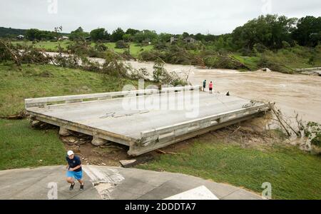 NO FILM, NO VIDEO, NO TV, NO DOCUMENTARIO - Left to Right, Dustin McClintock, 19, di Wimberley, Brandon Bankston, 18, di Blanco, e Hesston Krause, 22, di Smithson Valley, guarda il Fischer Store Road bridge sul fiume Blanco vicino a Wimberley, Texas, USA, Che è stato distrutto in un'inondazione Domenica 24 maggio 2015. Foto di Jay Janner/Austin American-statesman/TNS/ABACAPRESS.COM Foto Stock