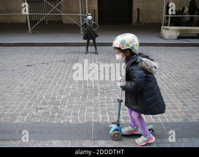 New York, Stati Uniti. 24 Nov 2020. Un bambino guida uno scooter davanti alla statua della ragazza senza ingranaggi che si affaccia sulla Borsa di New York prima della campana di chiusura al NYSE su Wall Street a New York City martedì 24 novembre 2020. Il Dow Jones Industrial Average ha chiuso per la prima volta nella storia al di sopra del 30,000. Foto di John Angelillo/UPI Credit: UPI/Alamy Live News Foto Stock