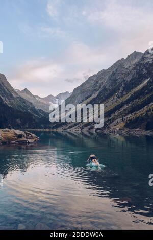 Uomo che fa il bagno nel lago di Gauge a Ibones di Anayet Foto Stock