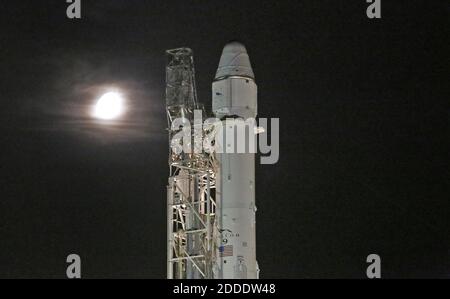 NO FILM, NO VIDEO, NO TV, NO DOCUMENTARIO - UNA luna gibbosa splende presto domenica 28 giugno 2015, Come razzo SpaceX Falcon 9 è impostato per lanciare la sua settima missione ufficiale di rifornimento commerciale (CRS) alla stazione spaziale internazionale orbitante alle 10:21 E la domenica dal complesso di lancio 40 presso la stazione dell'aeronautica di Cape Canaveral in Florida, Stati Uniti. Foto di Red Huber/Orlando Sentinel/TNS/ABACAPRESS.COM Foto Stock