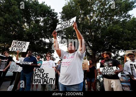 NESSUN FILM, NESSUN VIDEO, NESSUNA TV, NESSUN DOCUMENTARIO - Colette Flanagan tiene un cartello con il nome di Tony Menchaca, Che è stato ucciso e ucciso dalla polizia di Dallas nel novembre 2010, durante una protesta al di fuori della stazione di polizia di Arlington per l'uccisione fatale di Christian Taylor sospetto burglary dal rookie Arlington ufficiale di polizia Brad Miller Lunedi, 10 agosto 2015. Il figlio di Flanagan, Clinton Allen, è stato ucciso e ucciso da un agente di polizia di Dallas nel marzo 2013. Foto di Brandon Wade/Fort Worth Star-Telegram/TNS/ABACAPRESS.COM Foto Stock