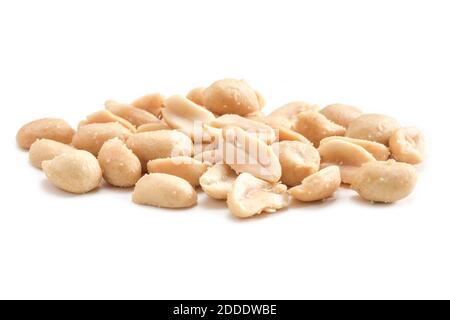 Vista ravvicinata delle arachidi salate arrostite isolate su sfondo bianco, arachide sbucciate disposte Foto Stock