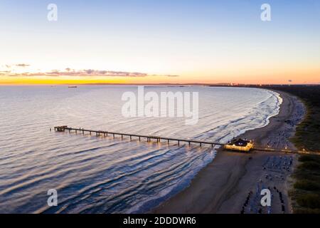 Germania, Meclemburgo-Pomerania occidentale, Heringsdorf, veduta aerea del molo costiero all'alba Foto Stock