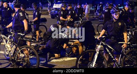 NO FILM, NO VIDEO, NO TV, NO DOCUMENTARIO - UN protestante è arrestato da poliziotti Charlotte-Meclemburgo vicino al Bank of America Stadium sabato 22 agosto 2015, dopo un alterco. I manifestanti hanno marciato venerdì sera e sabato, protestando che dopo quattro giorni di deliberazioni, è stato dichiarato un mistrial quando la giuria non è stata in grado di risolvere un blocco nel caso di Randall 'Wes' Kerrick. Kerrick, un poliziotto Charlotte-Mecklenburg, è accusato di aver ucciso due anni fa un uomo disarmato, Jonathan Ferrell. (Jeff Siner/Charlotte Observer/TNS) /ABACAPRESS.COM Foto Stock