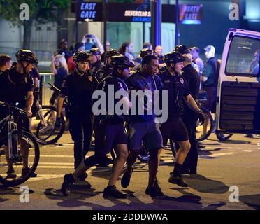 NO FILM, NO VIDEO, NO TV, NO DOCUMENTARIO - UN protestante è arrestato da poliziotti Charlotte-Meclemburgo vicino al Bank of America Stadium sabato 22 agosto 2015, dopo un alterco. I manifestanti hanno marciato venerdì sera e sabato, protestando che dopo quattro giorni di deliberazioni, è stato dichiarato un mistrial quando la giuria non è stata in grado di risolvere un blocco nel caso di Randall 'Wes' Kerrick. Kerrick, un poliziotto Charlotte-Mecklenburg, è accusato di aver ucciso due anni fa un uomo disarmato, Jonathan Ferrell. (Jeff Siner/Charlotte Observer/TNS) /ABACAPRESS.COM Foto Stock