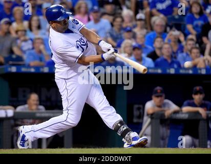 NO FILM, NO VIDEO, NO TV, NO DOCUMENTARIO - i Kendrys Morales dei Kansas City Royals si connettono su un singolo a due tiri nel primo inning contro i Detroit Tigers giovedì 3 settembre 2015, al Kauffman Stadium di Kansas City, Mo. (John Sleezer/Kansas City Star/TNS/ABACAPRESS.COM Foto Stock