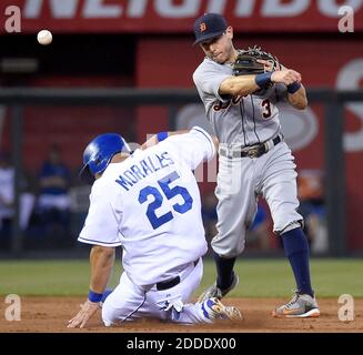 NO FILM, NO VIDEO, NO TV, NO DOCUMENTARIO - Detroit Tigers secondo baseman Ian Kinsler gira una doppia riproduzione sui Kendrys Morales di Kansas City Royals (25) nel primo assing giovedì 3 settembre 2015, al Kauffman Stadium di Kansas City, Mo. (John Sleezer/Kansas City Star/TNS/ABACAPRESS.COM Foto Stock