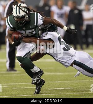 NO FILM, NO VIDEO, NO TV, NO DOCUMENTARIO - il Najee Goode di Philadelphia Eagles ferma i New York Jets che corrono indietro Daryl Richardson, partito, durante il primo trimestre in azione preseason giovedì 3 settembre 2015, al MetLife Stadium a East Rutherford, N.J. (Yong Kim/Philadelphia Daily News/TNS/ABACAPRESS.COM Foto Stock