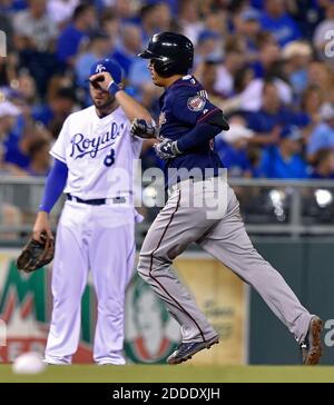 NO FILM, NO VIDEO, NO TV, NO DOCUMENTARIO - il Minnesota Twins' Kurt Suzuki gira le basi su una casa solista di fronte al Kansas City Royals terzo baseman Mike Moustakas (8) nel sesto inning mercoledì 9 settembre 2015, al Kauffman Stadium di Kansas City, Mo. (John Sleezer/Kansas City Star/TNS) Foto Stock