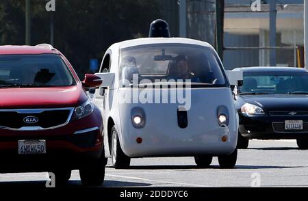 NO FILM, NO VIDEO, NO TV, NO DOCUMENTARIO - UN auto autoportante di Google viaggia verso est su San Antonio Road a Mountain View, CA, USA, il Mercoledì, Ottobre 22, 2015. Foto di Karl Mondon/Bay Area News Group/TNS/ABACAPRESS.COM Foto Stock