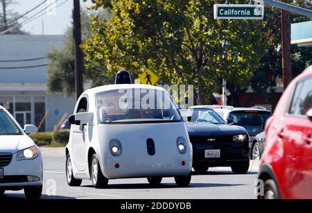 NO FILM, NO VIDEO, NO TV, NO DOCUMENTARIO - UN auto autoportante di Google viaggia verso est su San Antonio Road a Mountain View, CA, USA, il Mercoledì, Ottobre 22, 2015. Foto di Karl Mondon/Bay Area News Group/TNS/ABACAPRESS.COM Foto Stock