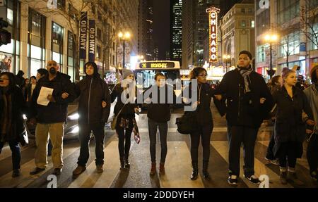 NO FILM, NO VIDEO, NO TV, NO DOCUMENTARIO - i dimostranti bloccano le armi nelle strade di stato e Randolph a Chicago martedì 24 novembre 2015. Protestavano contro la sparatoria della polizia del 2014 contro Laquan McDonald. Il McDonald di 17 anni, armato di un coltello in fuga dalla polizia, è stato ucciso 16 volte dall'ufficiale Jason Van Dyke nella notte del 20 ottobre 2014. La polizia di Chicago, in risposta all’ordine di un giudice, ha rilasciato il video DASH Cam il 24 novembre, lo stesso giorno in cui Van Dyke, che era stato in servizio dalla scrivania dall’incidente, è stato accusato di omicidio di primo grado e licenziato dalle forze di polizia. Foto Foto Stock