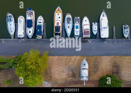 Francia, Aisne, Saint-Quentin, veduta aerea delle barche ormeggiate lungo il Canal de Saint-Quentin Foto Stock