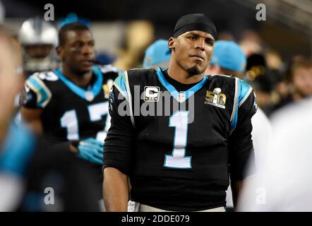 NO FILM, NO VIDEO, NO TV, NO DOCUMENTARIO - Carolina Panthers quarterback Cam Newton (1) sembra incatenato mentre cammina sul sideline mentre i Denver Broncos corrono il clock giù nel quarto trimestre in Super Bowl 50 al Levi's Stadium di Santa Clara, CA, USA, domenica 7 febbraio, 2016. I Broncos vincono, 24-10. Foto di David T. Foster III/Charlotte Observer/TNS/ABACAPRESS.COM Foto Stock