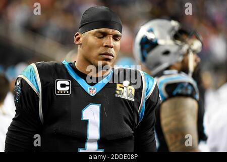 NO FILM, NO VIDEO, NO TV, NO DOCUMENTARIO - Carolina Panthers quarterback Cam Newton (1) sembra incatenato mentre cammina sul sideline mentre i Denver Broncos corrono il clock giù nel quarto trimestre in Super Bowl 50 al Levi's Stadium di Santa Clara, CA, USA, domenica 7 febbraio, 2016. I Broncos vincono, 24-10. Foto di David T. Foster III/Charlotte Observer/TNS/ABACAPRESS.COM Foto Stock