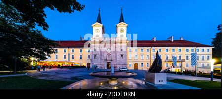 Germania, Baviera, Tegernsee, facciata del Castello di Tegernsee al tramonto Foto Stock