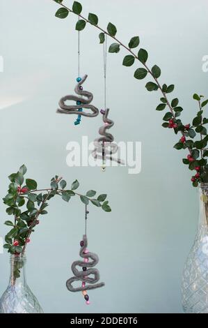Decorazioni natalizie fai da te in feltro, corde e perline Foto Stock