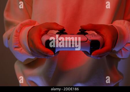 PlayStation 5 Sony svela console e giochi per PS5. Controller Dualsense. Donna che tiene il joystick Foto Stock