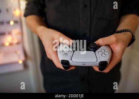 PlayStation 5 Sony svela console e giochi per PS5. Controller Dualsense. Donna che tiene il joystick Foto Stock