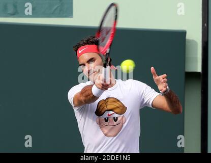 NO FILM, NO VIDEO, NO TV, NO DOCUMENTARIO - Roger Federer (Svizzera) ritorna durante una pratica al torneo di tennis Miami Open 2016 a Key Biscayne, Miami, FL, USA martedì 22 marzo 2016. Foto di Pedro Portal/El Nuevo Herald/TNS/ABACAPRESS.COM Foto Stock