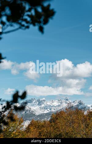 Nuvole sulle vette della gamma Picos de Europa in autunno Foto Stock