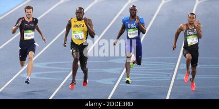 NO FILM, NO VIDEO, NO TV, NO DOCUMENTARIO - Giamaica Usain Bolt, secondo da sinistra, tira via per vincere i 200 metri alle Olimpiadi estive di Giovedi, 18 agosto 2016, a Rio de Janeiro, Brasile. Foto di Mark Reis/Colorado Springs Gazette/TNS/ABACAPRESS.COM Foto Stock