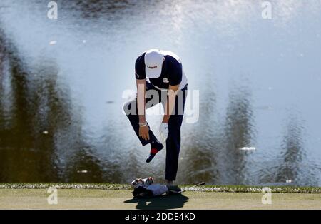 NESSUN FILM, NESSUN VIDEO, NESSUNA TV, NESSUN DOCUMENTARIO - Jordan Spieth rimuove le sue scarpe e calzini dopo che la sua palla è atterrato vicino a un rischio d'acqua sul 16 foro durante l'ultimo round della Ryder Cup Domenica 2 ottobre 2016 presso l'Hazeltine National Golf Club di Chaska, MN, STATI UNITI. Foto di Carlos Gonzalez/Minneapolis Star Tribune/TNS/ABACAPRESS.COM Foto Stock