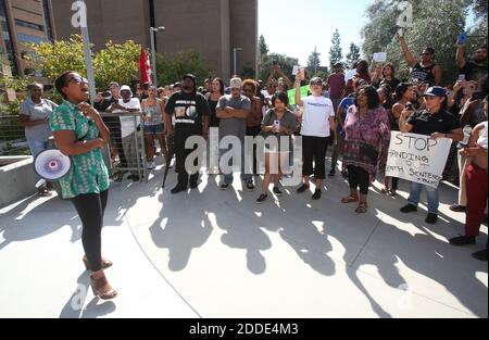 NO FILM, NO VIDEO, NO TV, NO DOCUMENTARIO - Christina Griffin guida la folla in un canto a sostegno di vite nere come manifestanti si riuniscono di fronte al Dipartimento di polizia di El Cajon Mercoledì, 28 settembre 2016 per richiedere l'intero nastro della polizia relativo al tiro di Alfred Olango, Un uomo mentalmente disabile che stava vagando nel traffico verso la fine di martedì a El Cajon, CA, Stati Uniti. Olango, un rifugiato ugandese, è stato ucciso dalla polizia nei pressi dell'incrocio tra Broadway e Mollison. Foto di Peggy Peattie/San Diego Union-Tribune/TNS/ABACAPRESS.COM Foto Stock