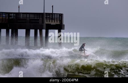 NO FILM, NO VIDEO, NO TV, NO DOCUMENTARIO - Mark Oliver surfs the Hurricane Matthew Waves at Dania Beach, FL, USA, il giovedì 6 ottobre 2016. Foto di Michael Laughlin/Sun Sentinel/TNS/ABACAPRESS.COM Foto Stock