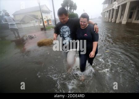 NESSUN FILM, NESSUN VIDEO, NESSUNA TV, NESSUN DOCUMENTARIO - i residenti locali Michael e Tori Munton fanno la loro strada attraverso le strade inondate del centro storico di Saint Marys, GA, USA, come l'ondata di tempesta da uragano Matthew colpisce venerdì 7 ottobre 2016. Le unità antincendio e di polizia sono state tirate indietro fino a quando i venti non muoiono. Foto di Curtis Compton/Atlanta Journal-Constitution/TNS/ABACAPRESS.COM Foto Stock