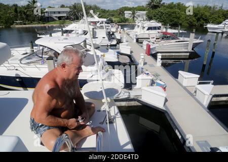 NO FILM, NO VIDEO, NO TV, NO DOCUMENTARIO - Jim Lanigan prepara la sua barca di 45 piedi a Dania Beach, FL, USA., mercoledì 5 ottobre 2016, in preparazione per l'uragano Matthew. Dice che la sua barca è sopravvissuta all'uragano Wilma, quindi pensa che sopravviverà anche a Matthew. Foto di Mike Stocker/Sun Sentinel/TNS/ABACAPRESS.COM Foto Stock