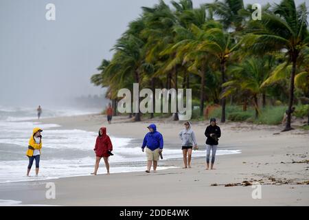 NO FILM, NO VIDEO, NO TV, NO DOCUMENTARIO - la gente cammina lungo Dania Beach, FL, USA, per dare un'occhiata ai venti e alle piogge dell'uragano Matthew giovedì 6 ottobre 2016. Foto di Michael Laughlin/Sun Sentinel/TNS/ABACAPRESS.COM Foto Stock