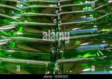 Bottiglie di vino verde riempite con vino bianco impilate sopra tra loro Foto Stock