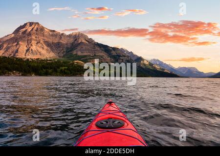 Kayak nel lago Glacier circondato dalle splendide Montagne Rocciose canadesi Montagne Foto Stock