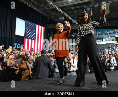 NO FILM, NO VIDEO, NO TV, NO DOCUMENTARIO - candidato presidenziale democratico Hillary Clinton e prima signora Michelle Obama ondano alla folla durante una campagna rally a Joel Coliseum a Winston-Salem, NC, USA, giovedì 27 ottobre 2016. Foto di Chuck Liddy/Raleigh News & Observer/TNS/ABACAPRESS.COM Foto Stock