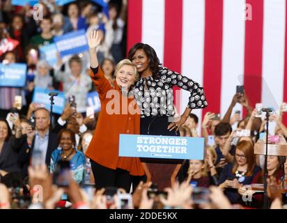 NO FILM, NO VIDEO, NO TV, NO DOCUMENTARIO - candidato presidenziale democratico Hillary Clinton e prima signora Michelle Obama riconoscono la ricezione durante un rally di voto precoce al Joel Coliseum a Winston-Salem, NC, USA, giovedì 27 ottobre 2016. Foto di Ethan Hyman/Raleigh News & Observer/TNS/ABACAPRESS.COM Foto Stock