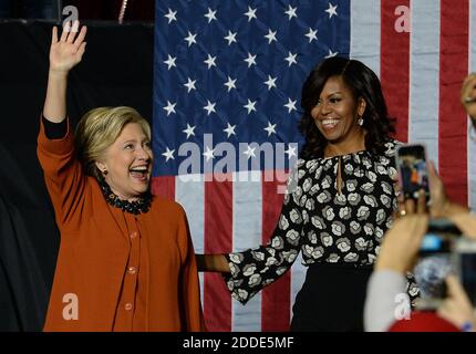 NO FILM, NO VIDEO, NO TV, NO DOCUMENTARIO - candidato presidenziale democratico Hillary Clinton e prima signora Michelle Obama ondano alla folla durante una campagna rally a Joel Coliseum a Winston-Salem, NC, USA, giovedì 27 ottobre 2016. Foto di Chuck Liddy/Raleigh News & Observer/TNS/ABACAPRESS.COM Foto Stock