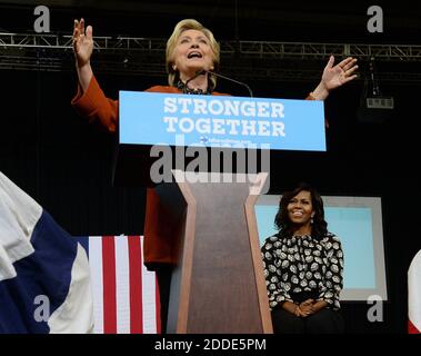 NO FILM, NO VIDEO, NO TV, NO DOCUMENTARIO - il candidato presidenziale democratico Hillary Clinton parla mentre compariva con First Lady Michelle Obama in una campagna rally al Joel Coliseum a Winston-Salem, NC, USA, giovedì 27 ottobre 2016. Foto di Chuck Liddy/Raleigh News & Observer/TNS/ABACAPRESS.COM Foto Stock