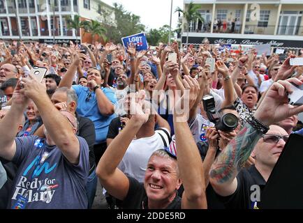 NO FILM, NO VIDEO, NO TV, NO DOCUMENTARIO - Steve Smith, front centre, di Fort Lauderdale, Flao. Si fa bravare nella folla in eccesso fuori come candidato presidenziale democratico Hillary Clinton tiene un rally Domenica, 30 ottobre 2016 al Manor Complex a Wilton Manors, FL, USA. Foto di Patrick Farrell/Miami Herald/TNS/ABACAPRESS.COM Foto Stock