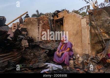 Dhaka, Bangladesh. 24 Nov 2020. Gli abitanti delle baraccopoli sono alla ricerca dei loro beni dalle ceneri a causa del massiccio incendio. Secondo la gente del posto, circa 100 shanties sono stati bruciati mentre il fuoco è scoppiato in una baraccopoli nella zona di Mohakhali. (Foto di Mir Hossen Roney/Pacific Press) Credit: Pacific Press Media Production Corp./Alamy Live News Foto Stock