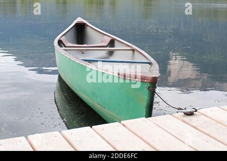 Closeup di un ponte di canoa legato ad un legno dock Foto Stock