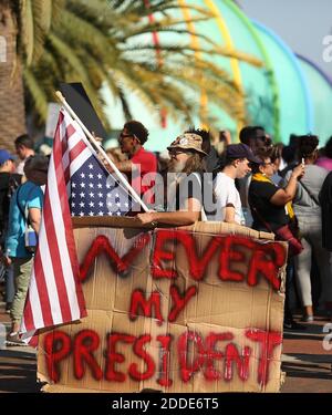 NO FILM, NO VIDEO, NO TV, NO DOCUMENTARIO - un uomo protesta durante un rally femminile della Florida centrale al Lake Eola Park di Orlando, FL, USA, sabato 21 gennaio 2017.Foto di Stephen M. Dowell/Orlando Sentinel/TNS/ABACAPRESS.COM Foto Stock