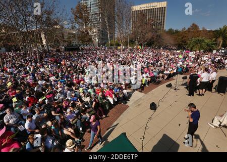 NO FILM, NO VIDEO, NO TV, NO DOCUMENTARIO - migliaia di persone si riuniscono durante un rally femminile della Florida centrale al Lake Eola Park di Orlando, FL, USA, sabato 21 gennaio 2017.Foto di Stephen M. Dowell/Orlando Sentinel/TNS/ABACAPRESS.COM Foto Stock