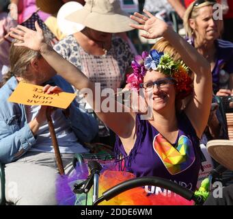 NO FILM, NO VIDEO, NO TV, NO DOCUMENTARIO - Danielle Ziss cheers durante un rally femminile della Florida centrale al Lake Eola Park di Orlando, FL, USA, sabato 21 gennaio 2017.Photo by Stephen M. Dowell/Orlando Sentinel/TNS/ABACAPRESS.COM Foto Stock