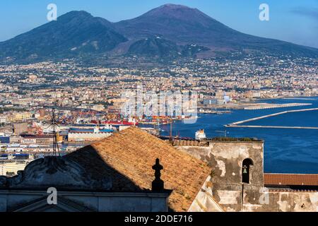 Italia, Campania, Napoli, Museo della Certosa di San Martino con sullo sfondo il Vesuvio Foto Stock