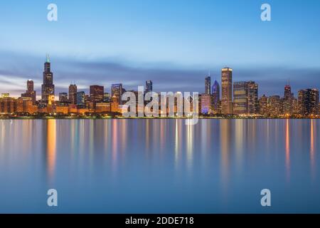 Centro visto da Northerly Island Park durante il tramonto, Chicago, Stati Uniti Foto Stock