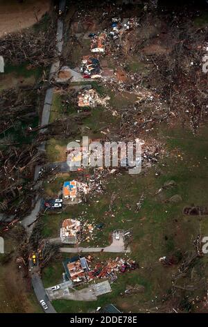 NO FILM, NO VIDEO, NO TV, NO DOCUMENTARIO - le case danneggiate e distrutte si trovano in una piccola suddivisione fuori dell'autostrada 61 a Perryville, MO, USA, mercoledì 1 marzo 2017, la mattina dopo che un tornado ha colpito la zona. Una persona è stata uccisa quando il tornado ha colpito l'Interstate 55. Foto di Robert Cohen/St. Louis Post-Dispatch/TNS/ABACAPRESS.COM Foto Stock