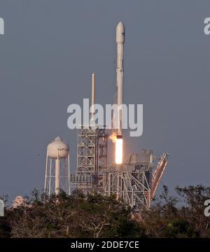 NO FILM, NO VIDEO, NO TV, NO DOCUMENTARIO - UN razzo SpaceX Falcon 9, alimentato da un razzo di primo stadio precedentemente volato, sfugga dal pad di lancio 39A giovedì 30 marzo 2017, trasportando un satellite di comunicazione SES 10. Questa è la prima volta che SpaceX ha riutilizzato un razzo booster per una missione spaziale. Kennedy Space Center, Florida, Stati Uniti. Foto di Red Huber/Orlando Sentinel/TNS/ABACAPRESS.COM Foto Stock