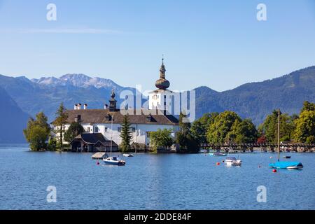 Barca a vela nel lago Traunsee di Schloss Ort contro cielo, Gmunden, Salzkammergut, alta Austria, Austria Foto Stock